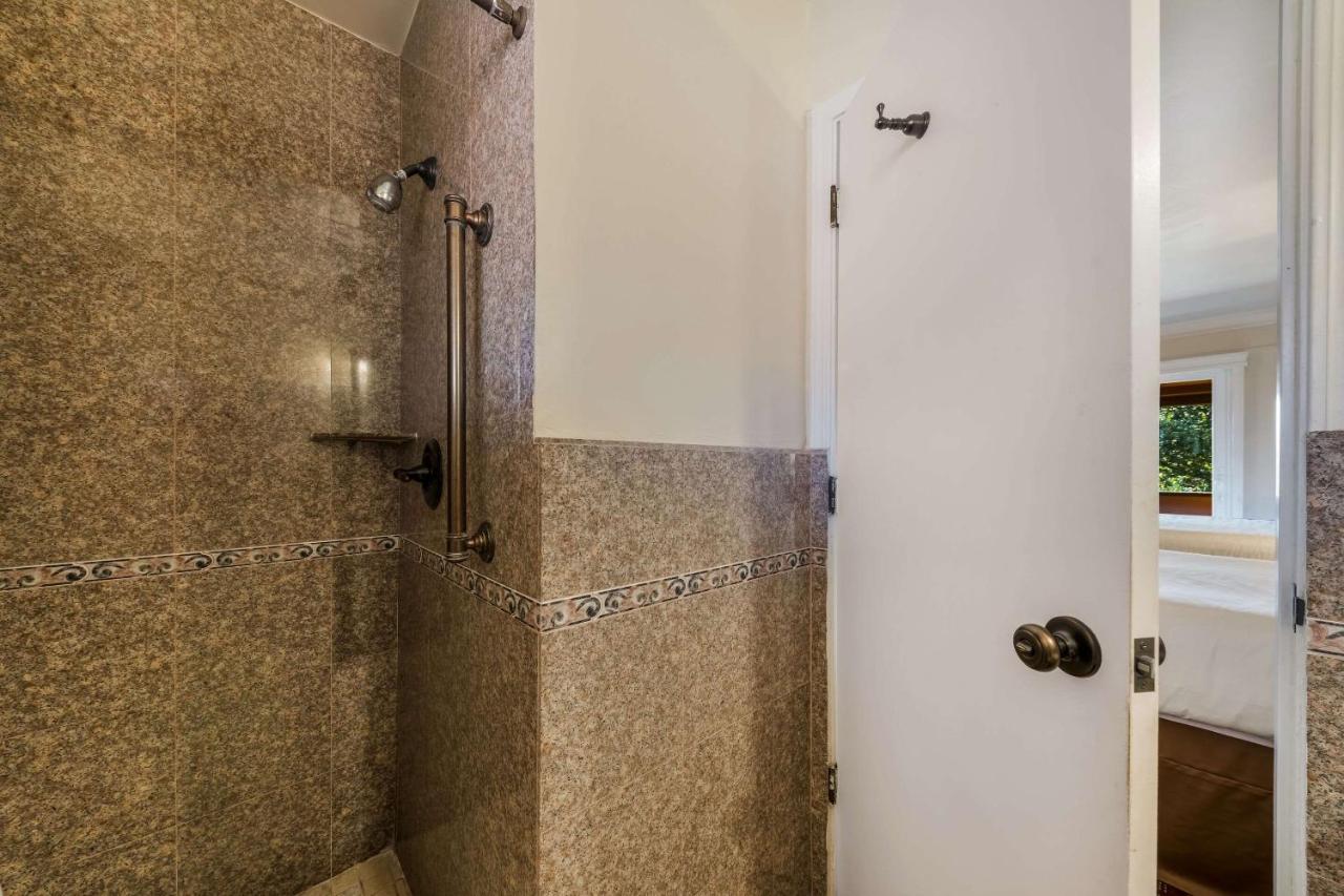 Clarion Collection Carmel Oaks Inn Екстериор снимка